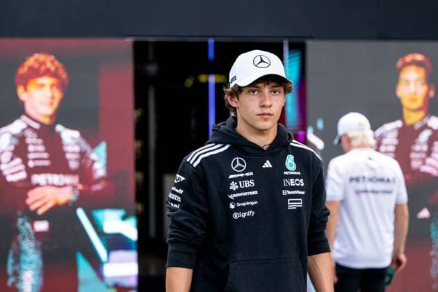 Andrea Kimi Antonelli (Mercedes-AMG Petronas F1 Team, 12), dahinter die Garage, AUS, Formel 1 Weltmeisterschaft, Luis Vuitton Grand Prix von Australien, Albert Park Circuit Melbourne, Media Day, Saison 2025, 13.03.2025 AUS, Formel 1 Weltmeisterschaft, Luis Vuitton Grand Prix von Australien, Albert Park Circuit Melbourne, Media Day, Saison 2025, 13.03.2025 Melbourne Copyright: xEibner-Pressefoto Memmlerx EP_MMR