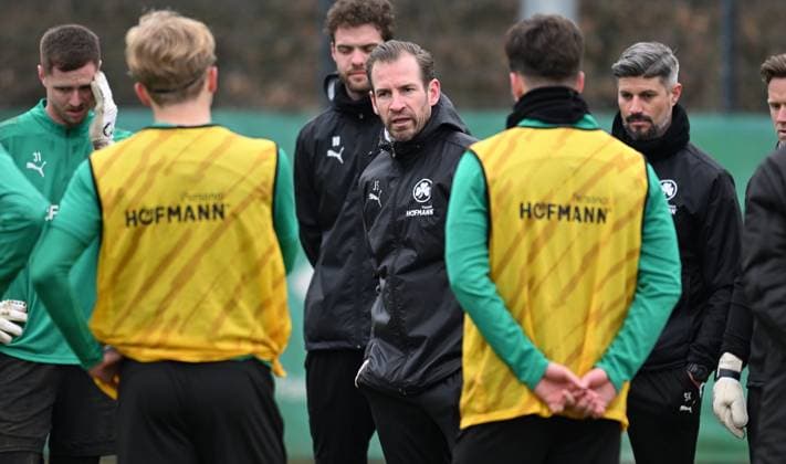 13.03.2025 - Fussball - 2. Bundesliga - Saison 2024 2025 - SpVgg Greuther Fürth Fuerth ( Kleeblatt ) - Training - - xwoxzix - Jan Siewert ( Trainer SpVgg Greuther Fürth ) spricht zu Mannschaft Team