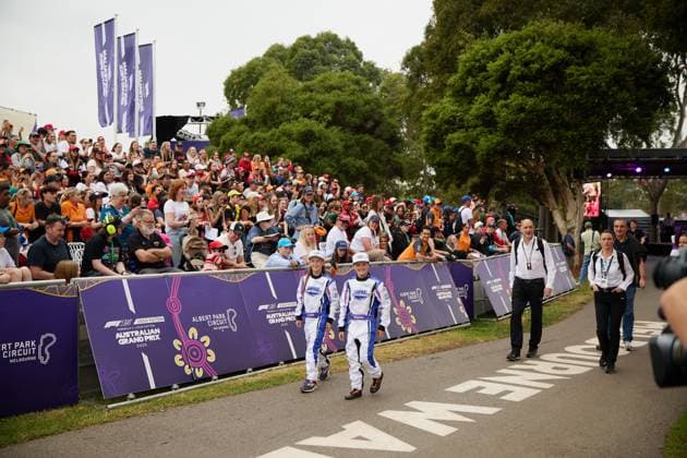 13.03.2025, xrarjax, Motorsport FIA Formel 1, Großer Preis von Australien 2025 v.l. Fans, Zuschauer warten auf die Fahrer (FIA REGULATIONS PROHIBIT ANY USE OF PHOTOGRAPHS as IMAGE SEQUENCES and or QUASI-VIDEO) Melbourne