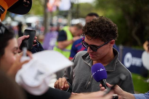 13.03.2025, xrarjax, Motorsport FIA Formel 1, Großer Preis von Australien 2025 v.l. Lando Norris (McLaren) Startnummer 04 schreibt Autogramme bei den Fans (FIA REGULATIONS PROHIBIT ANY USE OF PHOTOGRAPHS as IMAGE SEQUENCES and or QUASI-VIDEO) Melbourne