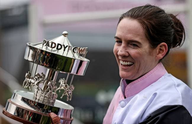 Sport Themen der Woche KW11 Sport Bilder des Tages 2025 Cheltenham Festival, Prestbury Park, Cheltenham, England 13 3 2025 Paddy Power Stayers Hurdle Jockey Rachael Blackmore celebrates after winning with Bob Olinger Rachael Blackmore celebrates after winning with Bob Olinger 13 3 2025  Copyright: x INPHO TomxMaherx TOMI5885