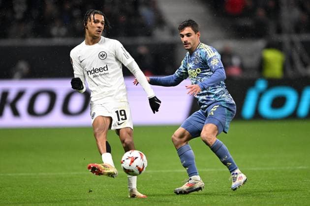 Fußball UEFA Europa League Achtelfinale Eintracht Frankfurt - Ajax Amsterdam am 13.03.2025 im Deutsche Bank Park in Frankfurt Jean-Matteo Bahoya ( Frankfurt ), links - Lucas Rosa ( Amsterdam ), rechts