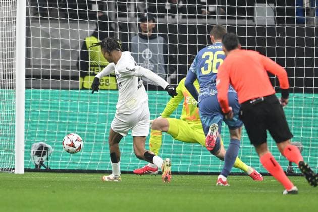 Fußball UEFA Europa League Achtelfinale Eintracht Frankfurt - Ajax Amsterdam am 13.03.2025 im Deutsche Bank Park in Frankfurt Torschuss zum 1:0 durch Jean-Matteo Bahoya ( Frankfurt )