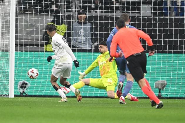 Fußball UEFA Europa League Achtelfinale Eintracht Frankfurt - Ajax Amsterdam am 13.03.2025 im Deutsche Bank Park in Frankfurt Torschuss zum 1:0 durch Jean-Matteo Bahoya ( Frankfurt )