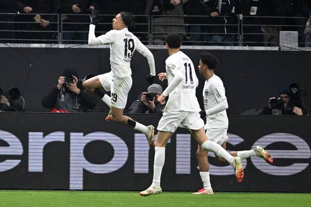 Sport Bilder des Tages Fußball UEFA Europa League Achtelfinale Eintracht Frankfurt - Ajax Amsterdam am 13.03.2025 im Deutsche Bank Park in Frankfurt Torschuss zum 1:0 durch Jean-Matteo Bahoya ( Frankfurt )