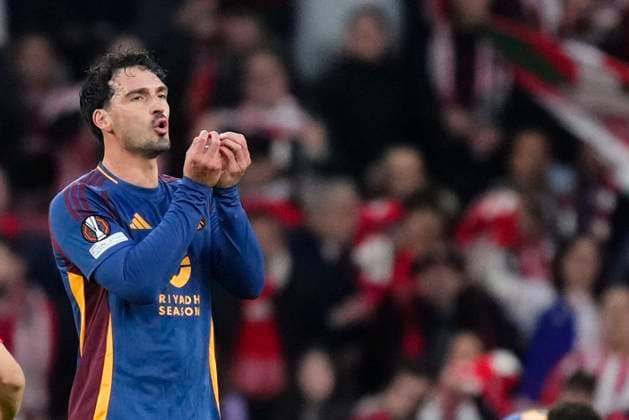 Athletic Club v AS Roma - UEFA Europa League 2024 25 Round of 16 Second Leg Mats Hummels centre-back of Roma and Germany is shown a red card during the UEFA Europa League 2024 25 Round of 16 Second Leg match between Athletic Club and AS Roma at Estadio de San Mames on March 13, 2025 in Bilbao, Spain. Bilbao Basque Country Spain  Copyright: xJosexBretonx originalFilename:bretonhernandez-athletic250313_npHdz.jpg