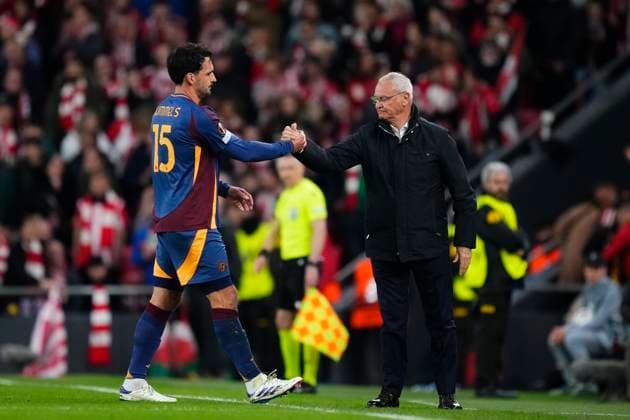 Athletic Club v AS Roma - UEFA Europa League 2024 25 Round of 16 Second Leg Mats Hummels centre-back of Roma and Germany is shown a red card during the UEFA Europa League 2024 25 Round of 16 Second Leg match between Athletic Club and AS Roma at Estadio de San Mames on March 13, 2025 in Bilbao, Spain. Bilbao Basque Country Spain  Copyright: xJosexBretonx originalFilename:bretonhernandez-athletic250313_npRmB.jpg