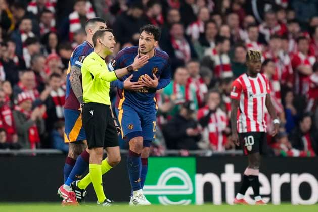 Athletic Club v AS Roma - UEFA Europa League 2024 25 Round of 16 Second Leg Mats Hummels centre-back of Roma and Germany is shown a red card during the UEFA Europa League 2024 25 Round of 16 Second Leg match between Athletic Club and AS Roma at Estadio de San Mames on March 13, 2025 in Bilbao, Spain. Bilbao Basque Country Spain  Copyright: xJosexBretonx originalFilename:bretonhernandez-athletic250313_npRnn.jpg