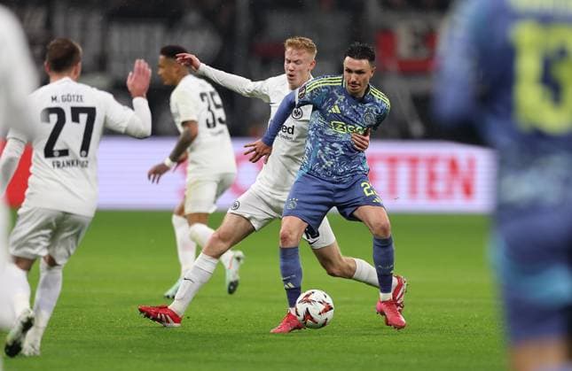 13.03.2025, Fussball UEFA Europa League, Eintracht Frankfurt - Ajax AFC Amsterdam, emonline, emspor, v.l., Hugo Larsson (Eintracht Frankfurt), Steven Berghuis (Ajax Amsterdam) DFL DFB REGULATIONS PROHIBIT ANY USE OF PHOTOGRAPHS AS IMAGE SEQUENCES AND OR QUASI-VIDEO. xdcx Copyright: HMBxMedia Claus