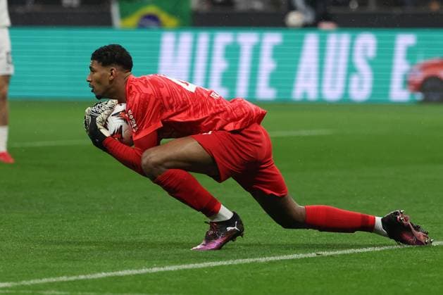 2025.03.13 xJAx UEFA EUROPA LEAGUE Eintracht Frankfurt - AFC Ajax Amsterdam v.l.,Torwart Kaua Morais dos Santos (Eintracht Frankfurt) in aktion, in action, (DFL DFB REGULATIONS PROHIBIT ANY USE OF PHOTOGRAPHS as IMAGE SEQUENCES and or QUASI-VIDEO) Copyright: JoaquimxFerreira