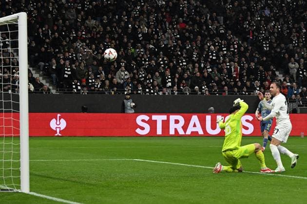 13.03.2025, xpsx, Fussball UEFA Europa League, Eintracht Frankfurt - Ajax Amsterdam v.l. Mario Götze Goetze (Eintracht Frankfurt) Torschuetze, erzielt das Tor, Treffer, scores the goal 2:0 Matheus (Ajax Amsterdam) (DFL DFB REGULATIONS PROHIBIT ANY USE OF PHOTOGRAPHS as IMAGE SEQUENCES and or QUASI-VIDEO) Frankfurt am Main