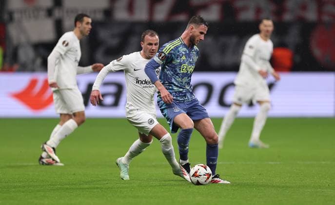 13.03.2025, Fussball UEFA Europa League, Eintracht Frankfurt - Ajax AFC Amsterdam, emonline, emspor, v.l., Mario Götze (Eintracht Frankfurt), Branco van den Boomen (Ajax Amsterdam) DFL DFB REGULATIONS PROHIBIT ANY USE OF PHOTOGRAPHS AS IMAGE SEQUENCES AND OR QUASI-VIDEO. xdcx Copyright: HMBxMedia Claus