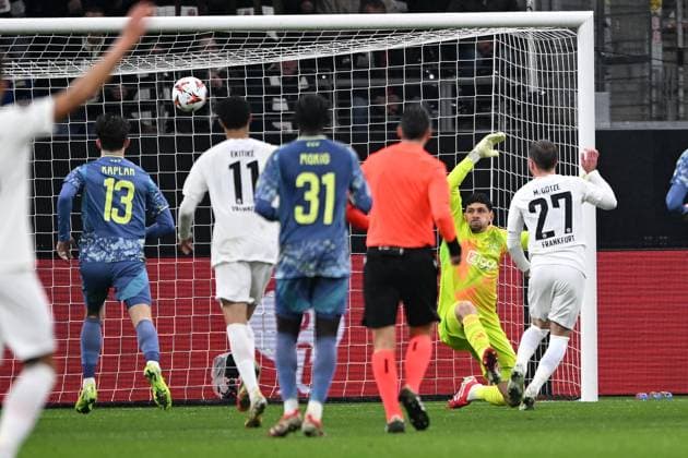 Fußball UEFA Europa League Achtelfinale Eintracht Frankfurt - Ajax Amsterdam am 13.03.2025 im Deutsche Bank Park in Frankfurt Torschuss zum 2:0 durch Mario Götze ( Frankfurt )