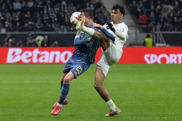 RECORD DATE NOT STATED UEFA Europa League: Eintracht Frankfurt - Ajax Amsterdam, 13.03.2025 Nathaniel Brown (Eintracht Frankfurt 21) klärt den Ball vor Steven Berghuis (Ajax Amsterdam 23), Eintracht Frankfurt - Ajax Amsterdam, Frankfurt, Deutsche Bank Park, 13.3.2025 Copyright: xBEAUTIFULxSPORTS Gawlikx
