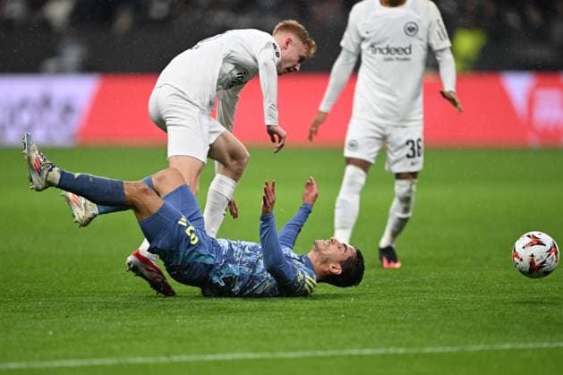 Fußball UEFA Europa League Achtelfinale Eintracht Frankfurt - Ajax Amsterdam am 13.03.2025 im Deutsche Bank Park in Frankfurt Lucas Rosa ( Amsterdam ), unten - Hugo Larsson ( Frankfurt ), oben