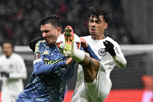 13.03.2025, xjhx, Fussball UEFA Europa League, Eintracht Frankfurt - Ajax Amsterdam v.l. Steven Berghuis (Ajax Amsterdam) Nathaniel Brown (Eintracht Frankfurt) Zweikampf, Aktion, action, battle for the ball (UEFA REGULATIONS PROHIBIT ANY USE OF PHOTOGRAPHS as IMAGE SEQUENCES and or QUASI-VIDEO) Frankfurt am Main