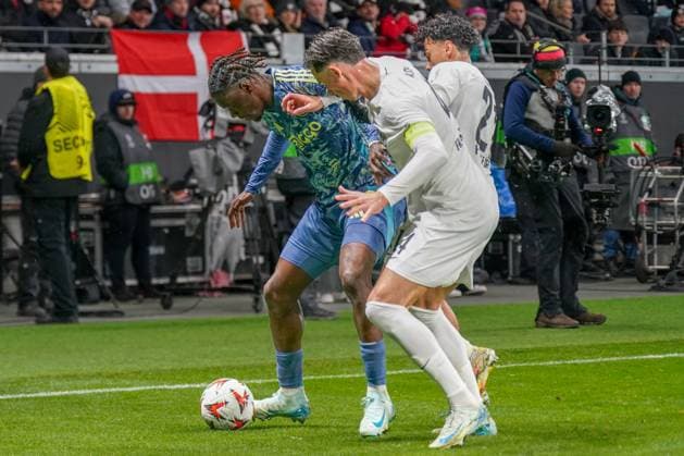 Uefa Europa League 2024 2025, Achtelfinale - Eintracht Frankfurt vs. Ajax Amsterdam - Deutsche-Bank-Park (Frankfurt, Deutschland): Don-Angelo Konadu (Ajax Amsterdam, 59) und Robin Koch (Eintracht Frankfurt, 4) im Zweikampf Copyright: xJOERANxSTEINSIEKx