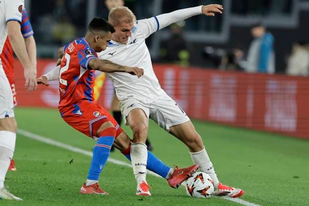 UEFA Europa League Second leg match SS Lazio and Viktoria Plzen Viktoria Plzen s Brazilian midfielder Carlos Eduardo Lopes Cruz say Cadu challenges for the ball with Lazio™s Danish midfielder Gustav Isaksen during during UEFA Europa League Round of 16 Second leg match between SS Lazio and Viktoria Plzen at Olimpico stadium on March 13, 2025 in Rome, Italy. _BPH0620 Copyright: xAntonioxBalascox