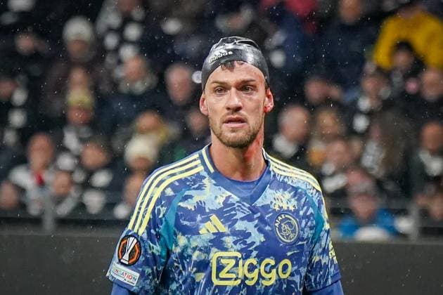 Uefa Europa League 2024 2025, Achtelfinale - Eintracht Frankfurt vs. Ajax Amsterdam - Deutsche-Bank-Park (Frankfurt, Deutschland): Daniele Rugani (Ajax Amsterdam, 24) spielt nach Kopfverletzung mit einer Badekappe, Gummi-Mütze weiter. Copyright: xJOERANxSTEINSIEKx