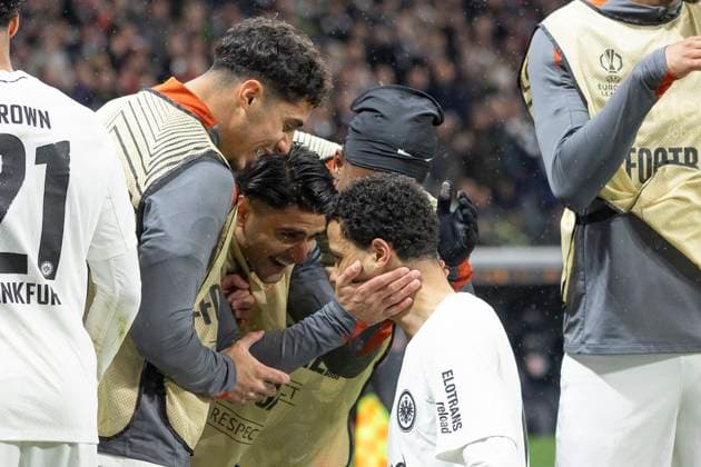 RECORD DATE NOT STATED UEFA Europa League: Eintracht Frankfurt - Ajax Amsterdam, 13.03.2025 Mahmoud Dahoud (Eintracht Frankfurt 18) hält das Gesicht von Hugo Ekitike (Eintracht Frankfurt 11) um ihm zu seine mTor Treffer zum 3:0 zu gratulieren, Eintracht Frankfurt - Ajax Amsterdam, Frankfurt, Deutsche Bank Park, 13.3.2025 Copyright: xBEAUTIFULxSPORTS Gawlikx