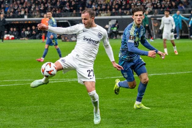 2025.03.13 xJAx UEFA EUROPA LEAGUE Eintracht Frankfurt - AFC Ajax Amsterdam v.l.,J Mario Götze (Eintracht Frankfurt) schiesst das Tor zum 2:0, goalkeeper, Torwart Matheus Magalhaes (AFC Ajax Amsterdam) (DFL DFB REGULATIONS PROHIBIT ANY USE OF PHOTOGRAPHS as IMAGE SEQUENCES and or QUASI-VIDEO) Copyright: JoaquimxFerreira