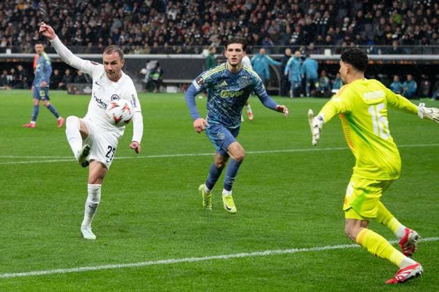 2025.03.13 xJAx UEFA EUROPA LEAGUE Eintracht Frankfurt - AFC Ajax Amsterdam v.l.,J Mario Götze (Eintracht Frankfurt) schiesst das Tor zum 2:0, goalkeeper, Torwart Matheus Magalhaes (AFC Ajax Amsterdam) (DFL DFB REGULATIONS PROHIBIT ANY USE OF PHOTOGRAPHS as IMAGE SEQUENCES and or QUASI-VIDEO) Copyright: JoaquimxFerreira