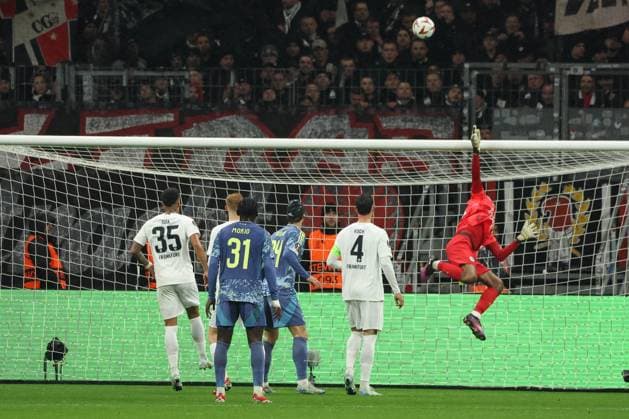 Parade nach Eckball von Kaua Santos (Eintracht Frankfurt 40), Eintracht Frankfurt vs Ajax Amsterdam, Fussball, UEFA Europa League, Achtelfinale, Rueckspiel, 13.03.2025 Frankfurt Hessen Deutschland