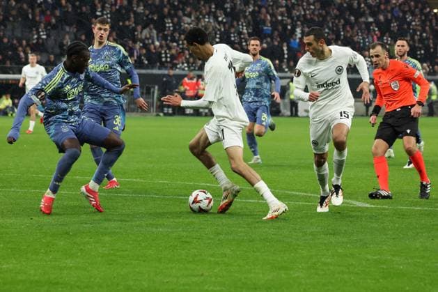 Hugo EkitikÃ (Eintracht Frankfurt 11) im Duell mit Spielern aus der Abwehr von Ajax und schiesst aufs Tor, Eintracht Frankfurt vs Ajax Amsterdam, Fussball, UEFA Europa League, Achtelfinale, Rueckspiel, 13.03.2025 Frankfurt Hessen Deutschland
