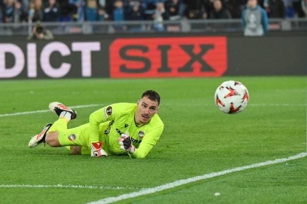 Foto IPP Roberto Ramaccia Roma 13 3 2025 Calcio Uefa Europa League Ottavi di Finale-ritorno 2024 2025 Lazio vs Victoria Plzen Nella foto Martin Jedlicka si tuffa sulla palla Italy Photo Press - World Copyright Roma italy Italia ITALY  Copyright: xR4924_italyphotopressx