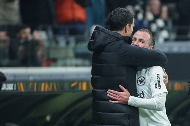 UEFA Europa League - Eintracht Frankfurt - Ajax Amsterdam am 13.03.2025 im Deutsche Bank Park in Frankfurt Trainer Dino Toppmöller Toppmoeller Toppmoller (Frankfurt) und Mario Götze Goetze Gotze (Frankfurt 27) umarmen sich