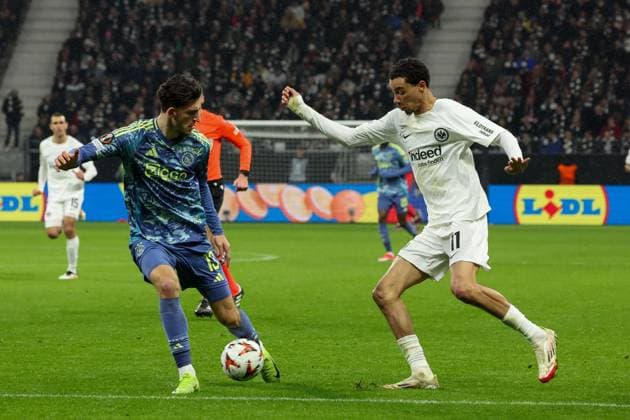 im Zweikampf, Aktion, mit Hugo Ekitike (Eintracht Frankfurt 11) und Ahmetcan Kaplan (Ajax Amsterdam 13) aus und trifft zum 3:0, Eintracht Frankfurt vs Ajax Amsterdam, Fussball, UEFA Europa League, Achtelfinale, Rueckspiel, 13.03.2025 Frankfurt Hessen Deutschland