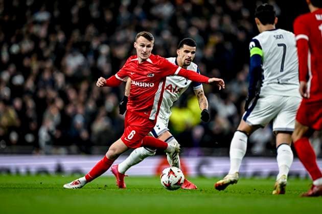 AZ Alkmaar midfielder Peer Koopmeiners, during the match Tottenham Hotspur - AZ at the Tottenham Hotspur Stadium for the UEFA Europa League - Round of 16 - 2nd Leg season 2024-2025 in LONDON, Great Britain on 13 march 2025, (photo by Stefan Koops EYE4images DeFodi Images)