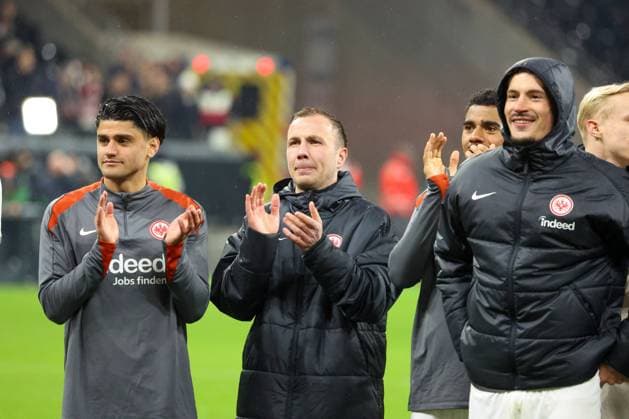 Mahmoud Dahoud (Eintracht Frankfurt 18) und Mario Goetze (Eintracht Frankfurt 27) beim Schlussjubel, Robin Koch (Eintracht Frankfurt 4), Eintracht Frankfurt vs Ajax Amsterdam, Fussball, UEFA Europa League, Achtelfinale, Rueckspiel, 13.03.2025 Frankfurt Hessen Deutschland