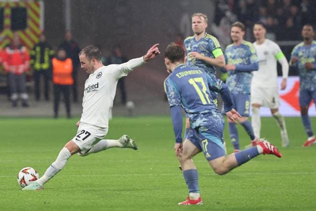 Doppelpack per Fernschuss, Tor zum 4:1 durch Mario Götze, Goetze (Eintracht Frankfurt, Nr. 27) per Fernschuss vom Mittelkreis , Eintracht Frankfurt - Ajax Amsterdam, Fussball, UEFA Europa League , UEL, Saison 2024 2025, Achtelfinale , 1Rückspiel, 3.03.2025, -