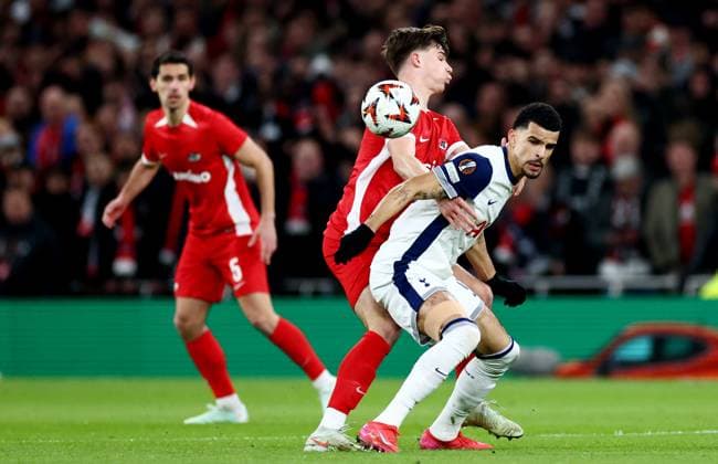 Dominic Solanke of Tottenham Hotspur and Wouter Goes of AZ Alkmaar. Tottenham Hotspur v AZ Alkmaar, UEFA Europa League, Round of 16, Second Leg, Football, Tottenham Hotspur Stadium, London, UK - 13 Mar 2025 EDITORIAL USE ONLY No use with unauthorised audio, video, data, fixture lists, club league logos or live services. Online in-match use limited to 120 images, no video emulation. No use in betting, games or single club league player publications. Copyright: xJamesxMarsh Shutterstockx 15188196ab