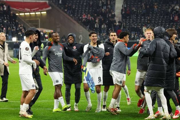 Die Mannschaft bei den Fans nach dem Weiterkommen gegen Ajax Amsterdam, Jubel, Eintracht Frankfurt vs Ajax Amsterdam, Fussball, UEFA Europa League, Achtelfinale, Rueckspiel, 13.03.2025 Frankfurt Hessen Deutschland