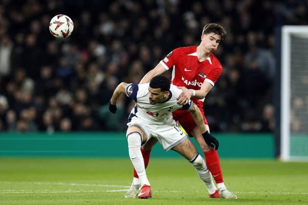 LONDON - (l-r) Dominic Solanke of Tottenham Hotspur FC, Wouter Goes of AZ Alkmaar during the UEFA Europa League match between Tottenham Hotspur FC and AZ Alkmaar at Tottenham Hotspur Stadium on March 13, 2025 in London, England. ANP KOEN VAN WEEL UEFA Europa League 2024 25 Round of 16 Second Leg 2024 25 xVIxANPxSportx xxANPxIVx 522284138 originalFilename: 522284138.jpg