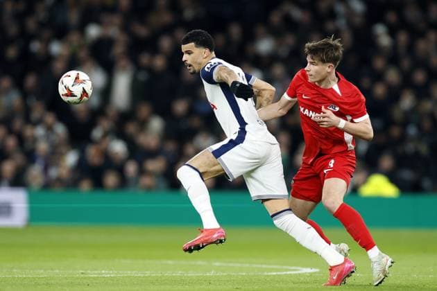 LONDON - (l-r) Dominic Solanke of Tottenham Hotspur FC, Wouter Goes of AZ Alkmaar during the UEFA Europa League match between Tottenham Hotspur FC and AZ Alkmaar at Tottenham Hotspur Stadium on March 13, 2025 in London, England. ANP KOEN VAN WEEL UEFA Europa League 2024 25 Round of 16 Second Leg 2024 25 xVIxANPxSportx xxANPxIVx 522284247 originalFilename: 522284247.jpg