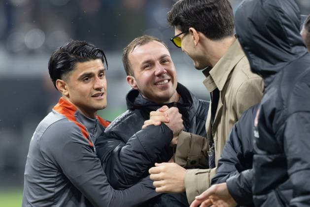 Eintracht Frankfurt - Ajax Amsterdam, UEFA Europa League Mahmoud Dahoud (Eintracht Frankfurt, 18), Mario Götze (Eintracht Frankfurt, 27) und Igor Matanovic (Eintracht Frankfurt, 9) in Zivil jubeln mit den Fans. Achtelfinal-Rückspiel der UEFA Europa League zwischen Eintracht Frankfurt und Ajax Amsterdam am 13. März 2025 im Deutsche Bank Park in Frankfurt am Main., Frankfurt am Main Hessen Deutschland Deutsche Bank Park