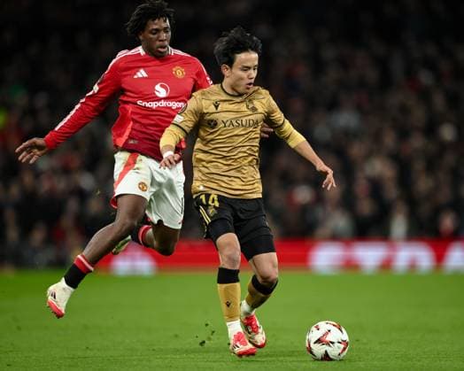 UEFA Europa League Last 16 Manchester United, ManU v Real Sociedad Takefusa Kubo of Real Sociedad breaks past Patrick Dorgu of Manchester United during the UEFA Europa League Last 16 match Manchester United vs Real Sociedad at Old Trafford, Manchester, United Kingdom, 13th March 2025 (Photo by Craig Thomas News Images) Manchester Old Trafford Greater Manchester United Kingdom Copyright: xCraigxThomas NewsxImagesx