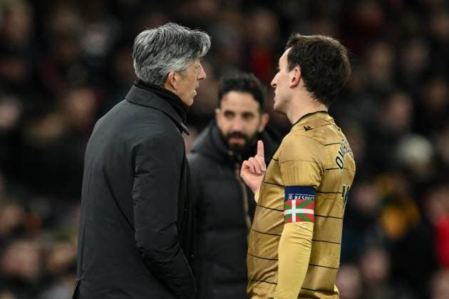 UEFA Europa League Last 16 Manchester United, ManU v Real Sociedad Imanol Alguacil Manager of Real Sociedad speaks to Mikel Oyarzabal of Real Sociedad during a break in play during the UEFA Europa League Last 16 match Manchester United vs Real Sociedad at Old Trafford, Manchester, United Kingdom, 13th March 2025 (Photo by Craig Thomas News Images) Manchester Old Trafford Greater Manchester United Kingdom Copyright: xCraigxThomas NewsxImagesx