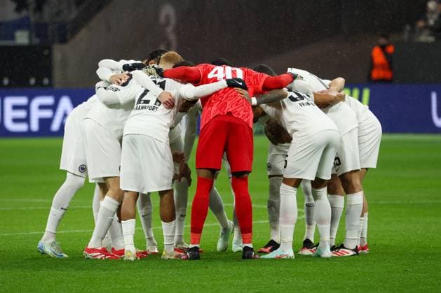 Die Frankfurter Spieler schwoeren sich auf einen Sieg ein, Eintracht Frankfurt vs Ajax Amsterdam, Fussball, UEFA Europa League, Achtelfinale, Rueckspiel, 13.03.2025 Frankfurt Hessen Deutschland