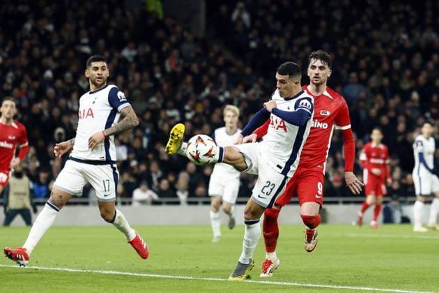 LONDON - (l-r) Pedro Porro of Tottenham Hotspur FC, Troy Parrott of AZ during the UEFA Europa League match between Tottenham Hotspur FC and AZ Alkmaar at Tottenham Hotspur Stadium on March 13, 2025 in London, England. ANP KOEN VAN WEEL UEFA Europa League 2024 25 Round of 16 Second Leg 2024 25 xVIxANPxSportx xxANPxIVx 522286277 originalFilename: 522286277.jpg