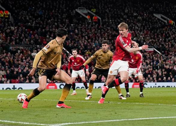 Manchester, England, 13th March 2025. Rasmus Hojlund of Manchester United, ManU goes close to scoring during the UEFA Europa League match Manchester United v Real Sociedad at Old Trafford, Manchester. Picture credit should read: Andrew Yates Sportimage EDITORIAL USE ONLY. No use with unauthorised audio, video, data, fixture lists, club league logos or live services. Online in-match use limited to 120 images, no video emulation. No use in betting, games or single club league player publications. SPI_044_AY_MANU_SOCIEDAD SPI-3744-0044