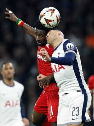 LONDON - (l-r) Ibrahim Sadiq of AZ Alkmaar, Pedro Porro of Tottenham Hotspur FC during the UEFA Europa League match between Tottenham Hotspur FC and AZ Alkmaar at Tottenham Hotspur Stadium on March 13, 2025 in London, England. ANP KOEN VAN WEEL UEFA Europa League 2024 25 Round of 16 Second Leg 2024 25 xVIxANPxSportx xxANPxIVx 522286701 originalFilename: 522286701.jpg