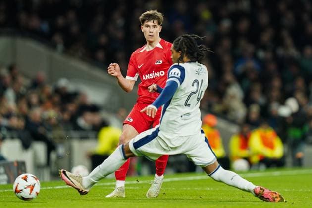 Tottenham Hotspur FC v AZ Alkmaar Wouter Goes of AZ Alkmaar under pressure from Djed Spence of Tottenham Hotspur during the Tottenham Hotspur FC v AZ Alkmaar UEFA Europa League Round of 16, 2nd Leg match at Tottenham Hotspur Stadium, London, United Kingdom on 13 March 2025 Credit: Dylan Hepworth Every Second Media Editorial use only. All images are copyright Every Second Media Limited. No images may be reproduced without prior permission. Copyright: xIMAGO EveryxSecondxMediax ESM-1363-0023 DylanxHepworthx xEveryxSecondxMediax