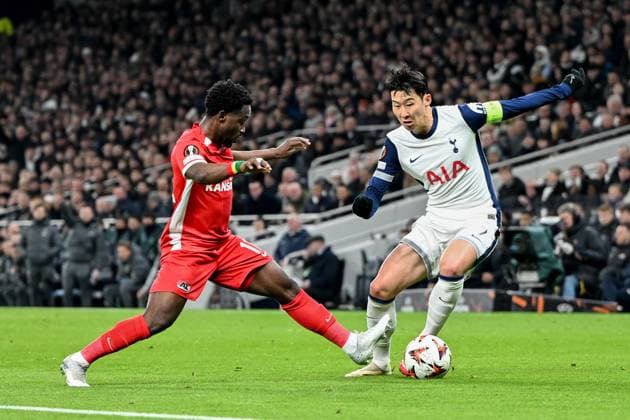 Tottenham Hotspur v AZ Alkmaar Europa League 13 03 2025. Tottenham Hotspur forward Son Heung-Min (7) takes on AZ Alkmaar forward Ernest Poku (21) during the Europa League match between Tottenham Hotspur and AZ Alkmaar at Tottenham Hotspur Stadium, London, United Kingdom on 13 March 2025. London Tottenham Hotspur Stadium London United Kingdom Editorial use only , Copyright: xSimonxTraylenx PSI-21627-0035