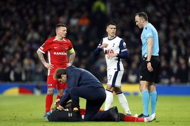 LONDON - Ibrahim Sadiq of AZ Alkmaar lies injured on the ground during the UEFA Europa League match between Tottenham Hotspur FC and AZ Alkmaar at Tottenham Hotspur Stadium on March 13, 2025 in London, England. ANP KOEN VAN WEEL UEFA Europa League 2024 25 Round of 16 Second Leg 2024 25 xVIxANPxSportx xxANPxIVx 522286830 originalFilename: 522286830.jpg