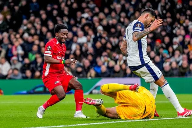 2025-03-13 Tottenham Hotspur v AZ Alkmaar - UEFA Europa League 2024 25 Round of 16 2nd Leg LONDON, ENGLAND - MARCH 13: goalkeeper Guglielmo Vicario of Tottenham is challenged by Ibrahim Sadiq of AZ Alkmaar during the UEFA Europa League 2024 25 Round of 16 2nd Leg match between Tottenham Hotspur and AZ Alkmaar at Tottenham Hotspur Stadium on March 13, 2025 in London, England. London Tottenham Hotspur Stadium England Content not available for redistribution in The Netherlands directly or indirectly through any third parties. Copyright: xEdxvanxdexPolx