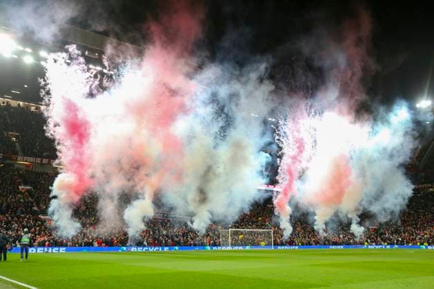 Sport Bilder des Tages Manchester United, ManU FC v Real Sociedad United fans smoke clouds during the Manchester United FC v Real Sociedad UEFA Europa League Round of 16, 2nd Leg match at Old Trafford, Manchester, England, United Kingdom on 13 March 2025 Credit: Phil Duncan Every Second Media Editorial use only. All images are copyright Every Second Media Limited. No images may be reproduced without prior permission. Copyright: xIMAGO EveryxSecondxMediax ESM-1371-0030 PhilxDuncanx xEveryxSecondxMediax